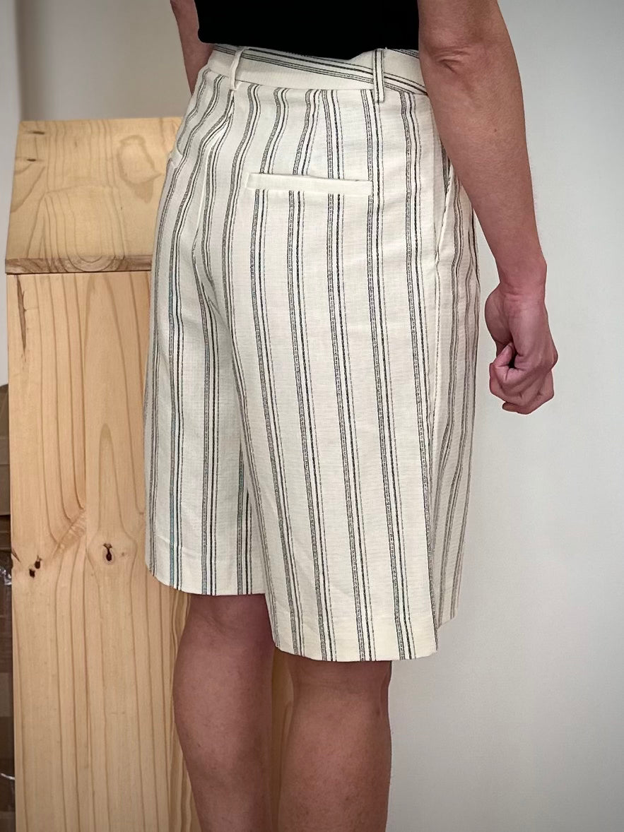 Bermuda long rayé femme coupe fluide de profil