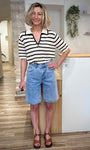 Femme portant un bermuda long en jean bleu clair taille haute 