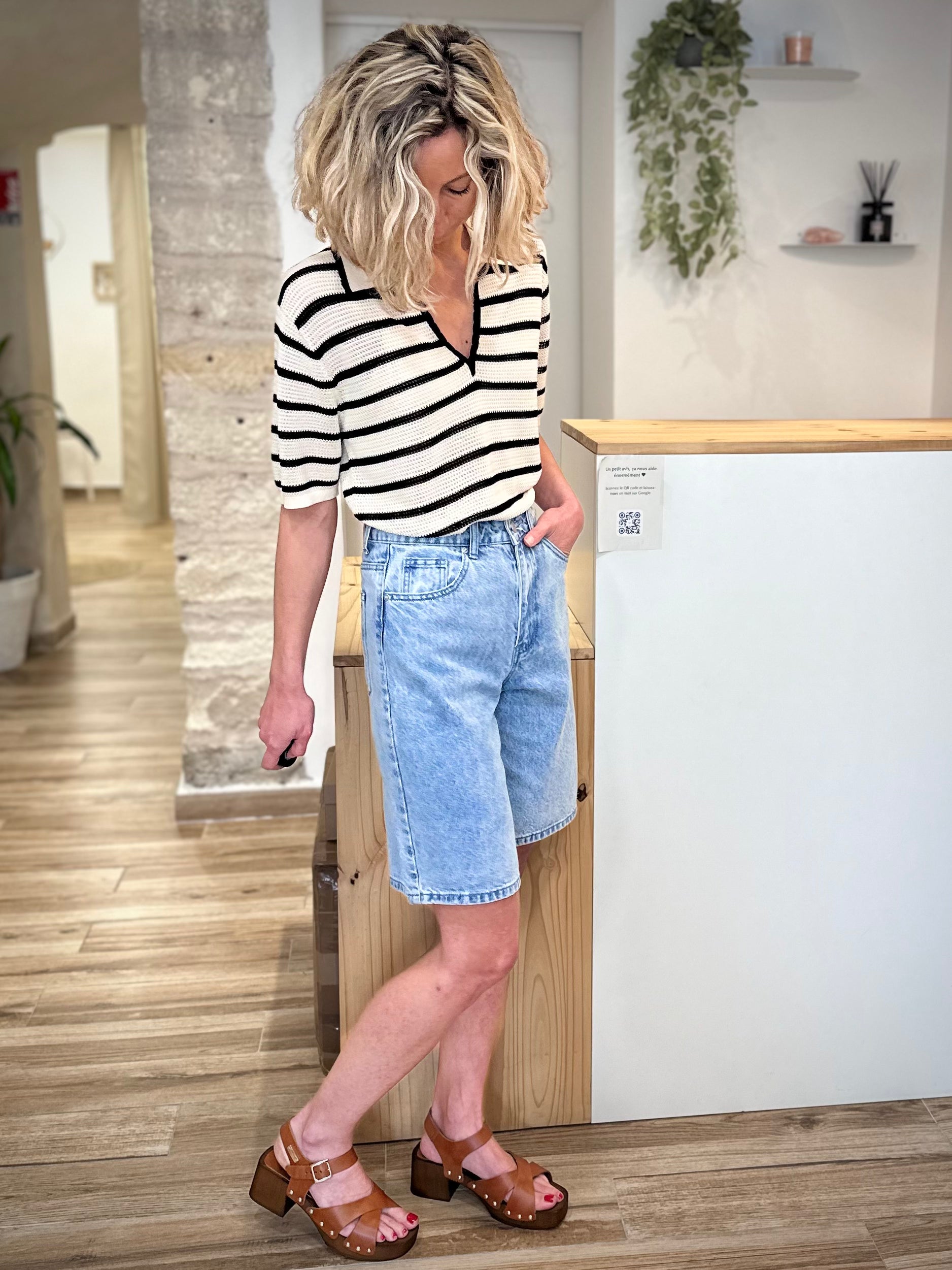 Silhouette féminine en bermuda denim taille haute 