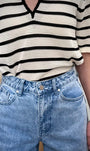 Détail fermeture bouton monogrammé bermuda denim 