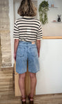 Femme de dos portant un bermuda denim coupe droite été 