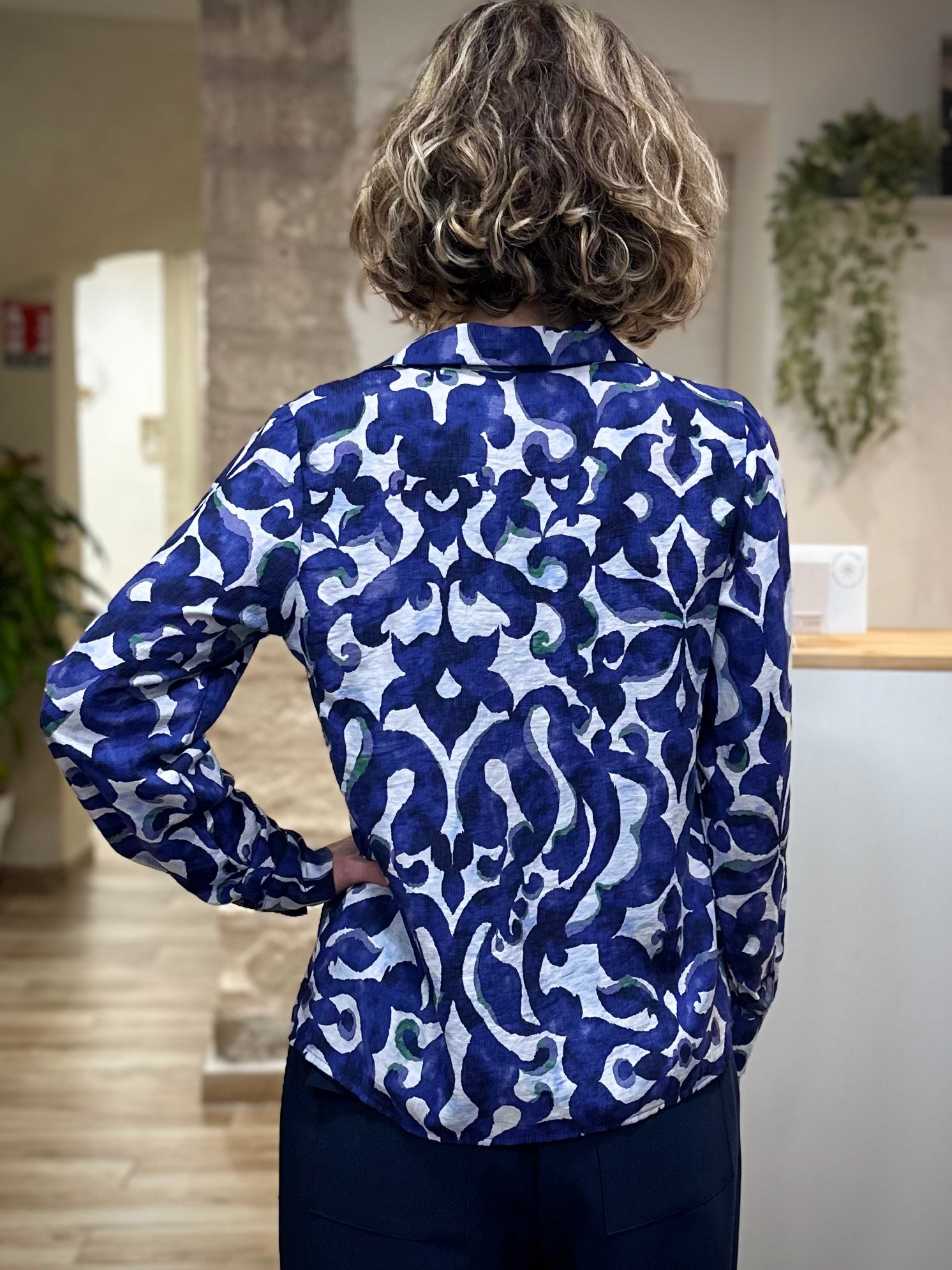 Blouse fluide femme coupe structurée de dos