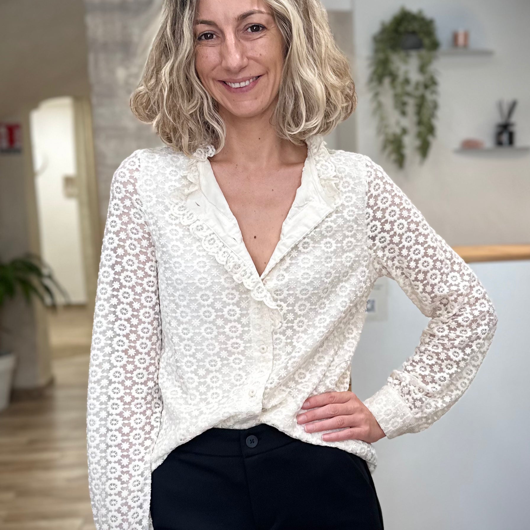 Blouse CLÉOPHÉE en dentelle écrue au style féminin et raffiné