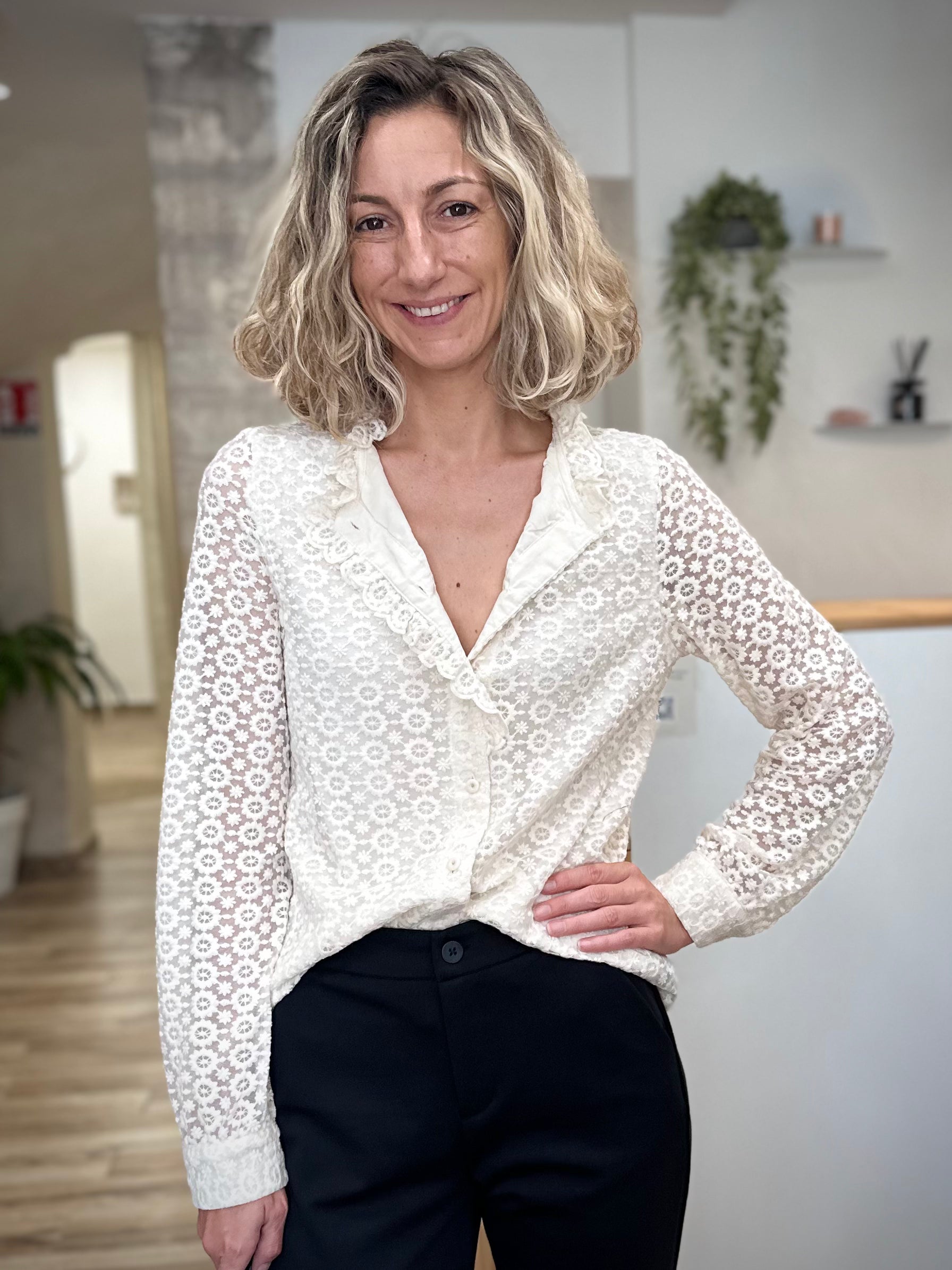 Blouse CLÉOPHÉE en dentelle écrue au style féminin et raffiné