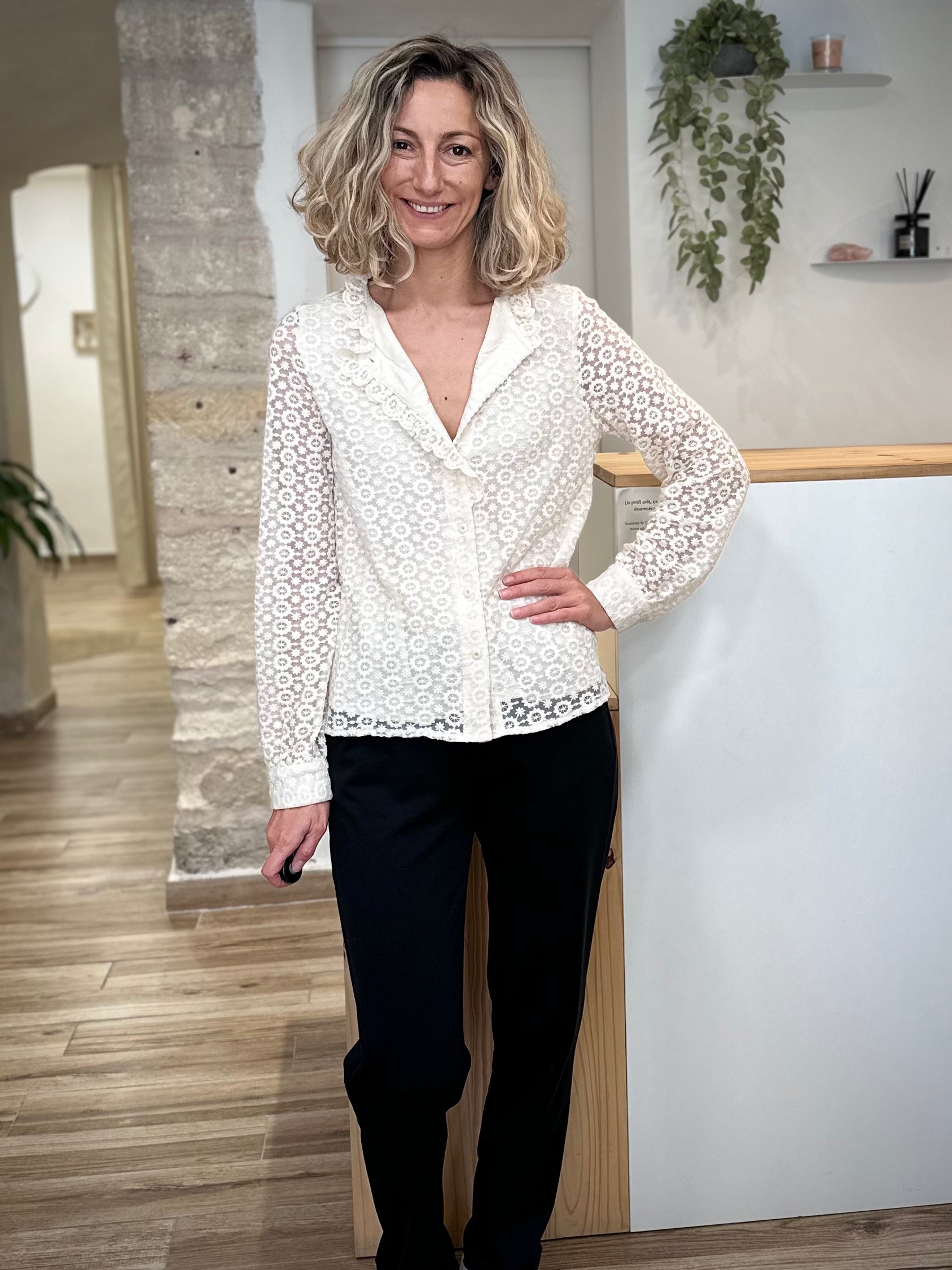 Femme portant la blouse CLÉOPHÉE en dentelle écrue