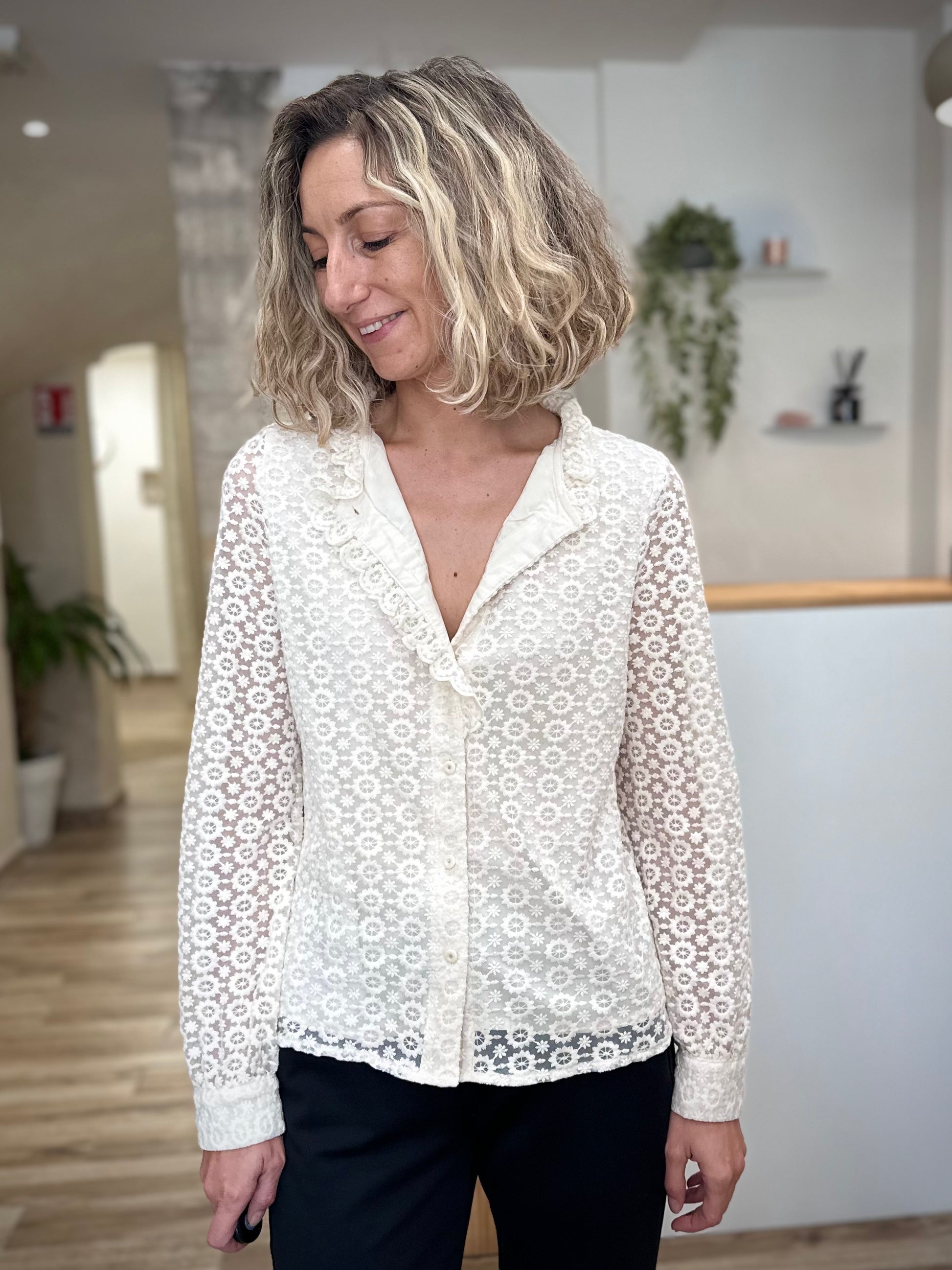 Blouse femme écrue en dentelle florale à manches longues