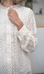 Détail de la patte de boutonnage de la blouse CLÉOPHÉE