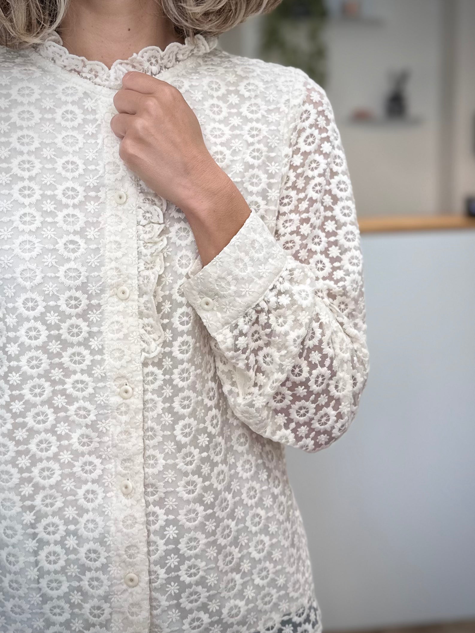 Détail de la patte de boutonnage de la blouse CLÉOPHÉE