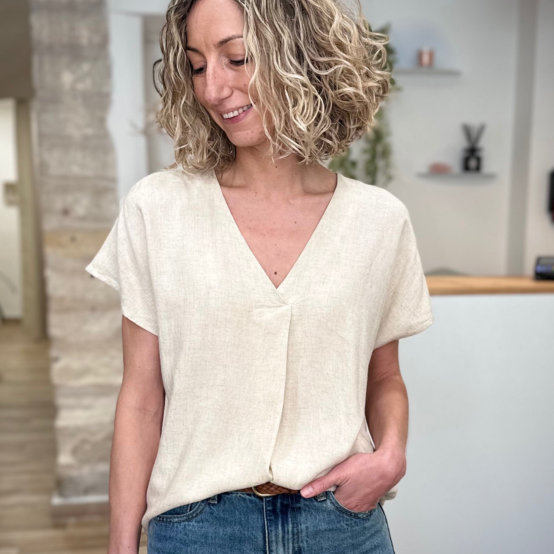 Femme portant une blouse beige fluide coupe droite 