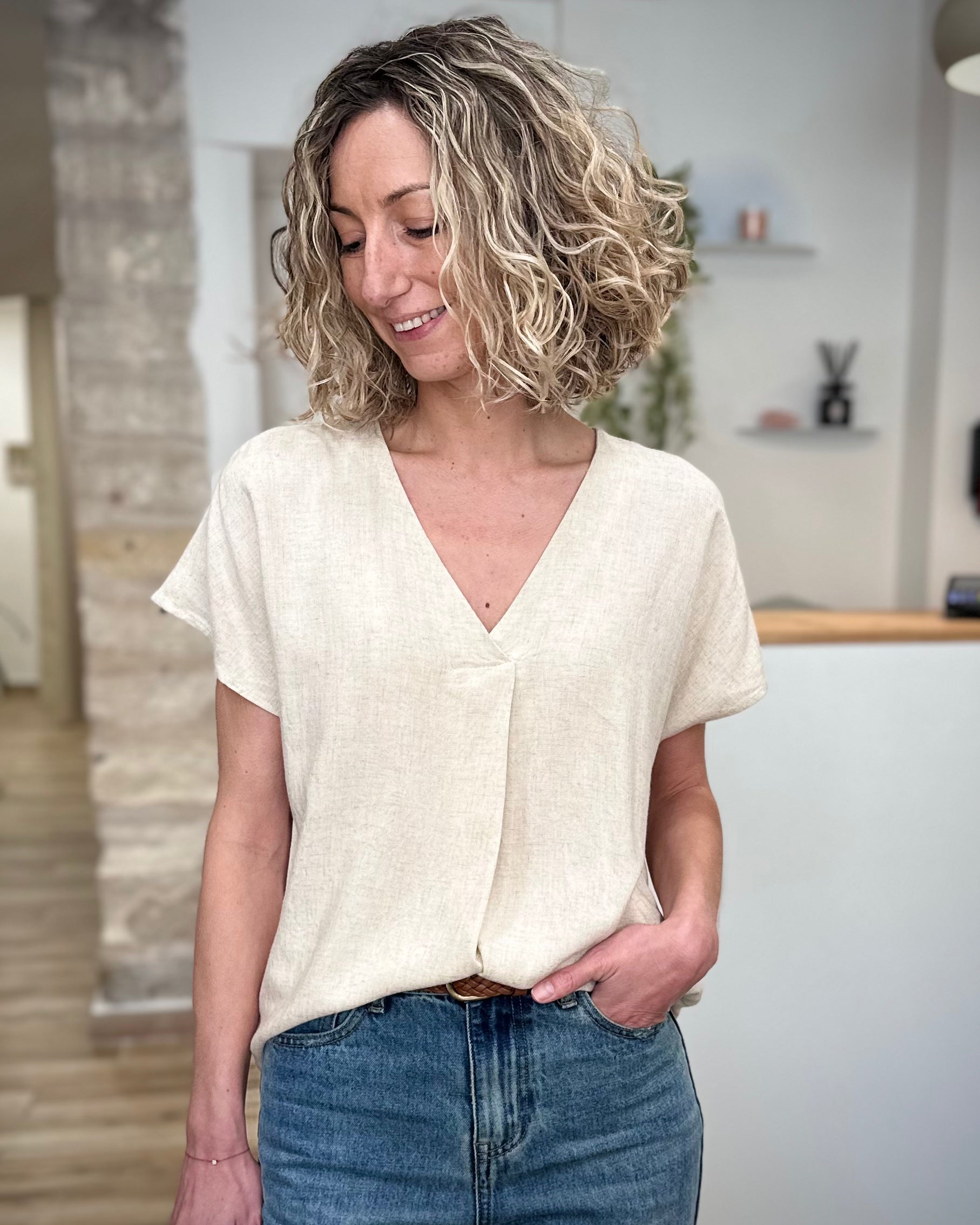 Femme portant une blouse beige fluide coupe droite 