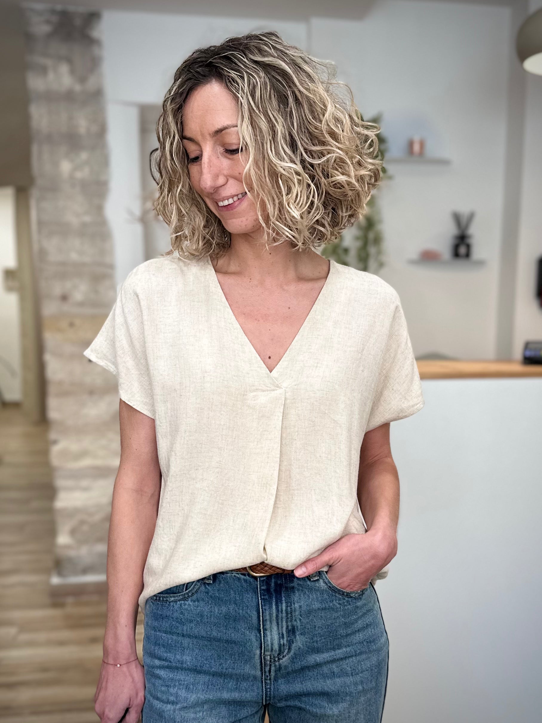 Femme portant une blouse beige fluide coupe droite 