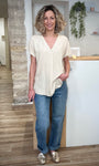 Blouse fluide beige portée avec jean 