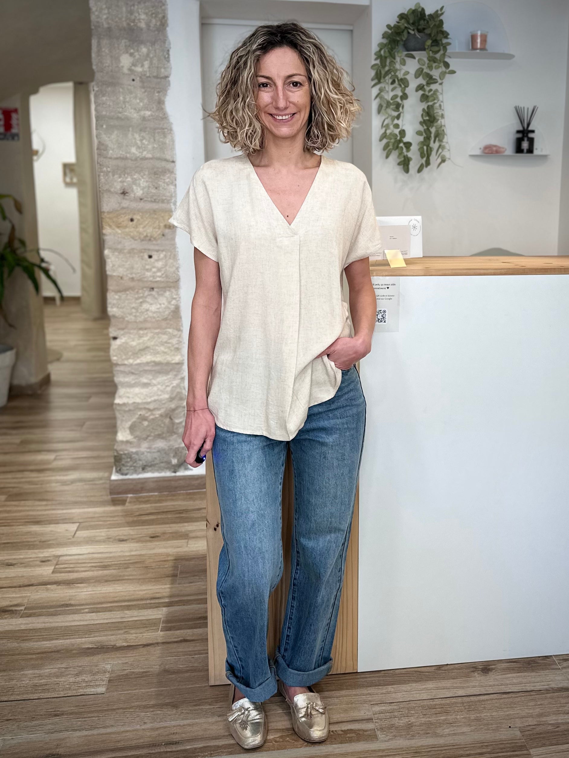 Blouse fluide beige portée avec jean 