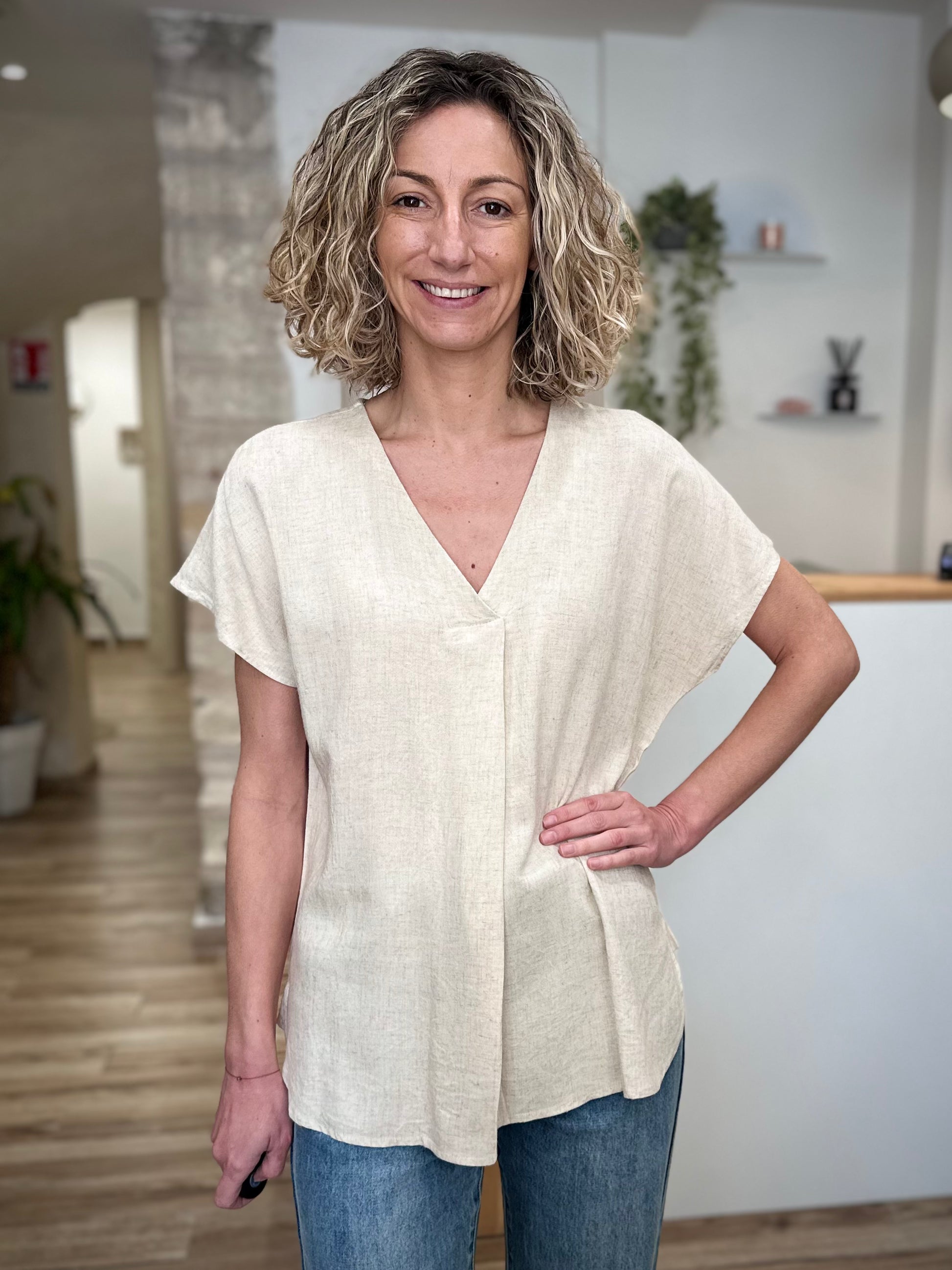 Femme en blouse légère beige style minimaliste 
