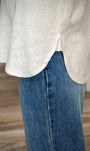 Détail côté de la blouse fluide Jett