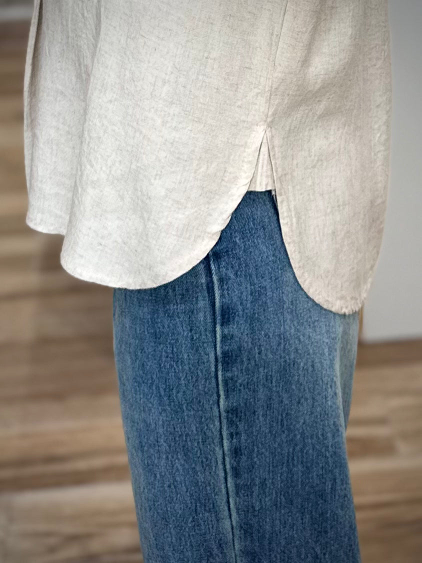 Détail côté de la blouse fluide Jett