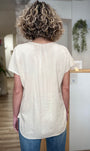 Blouse beige style épuré manches cap sleeve de dos