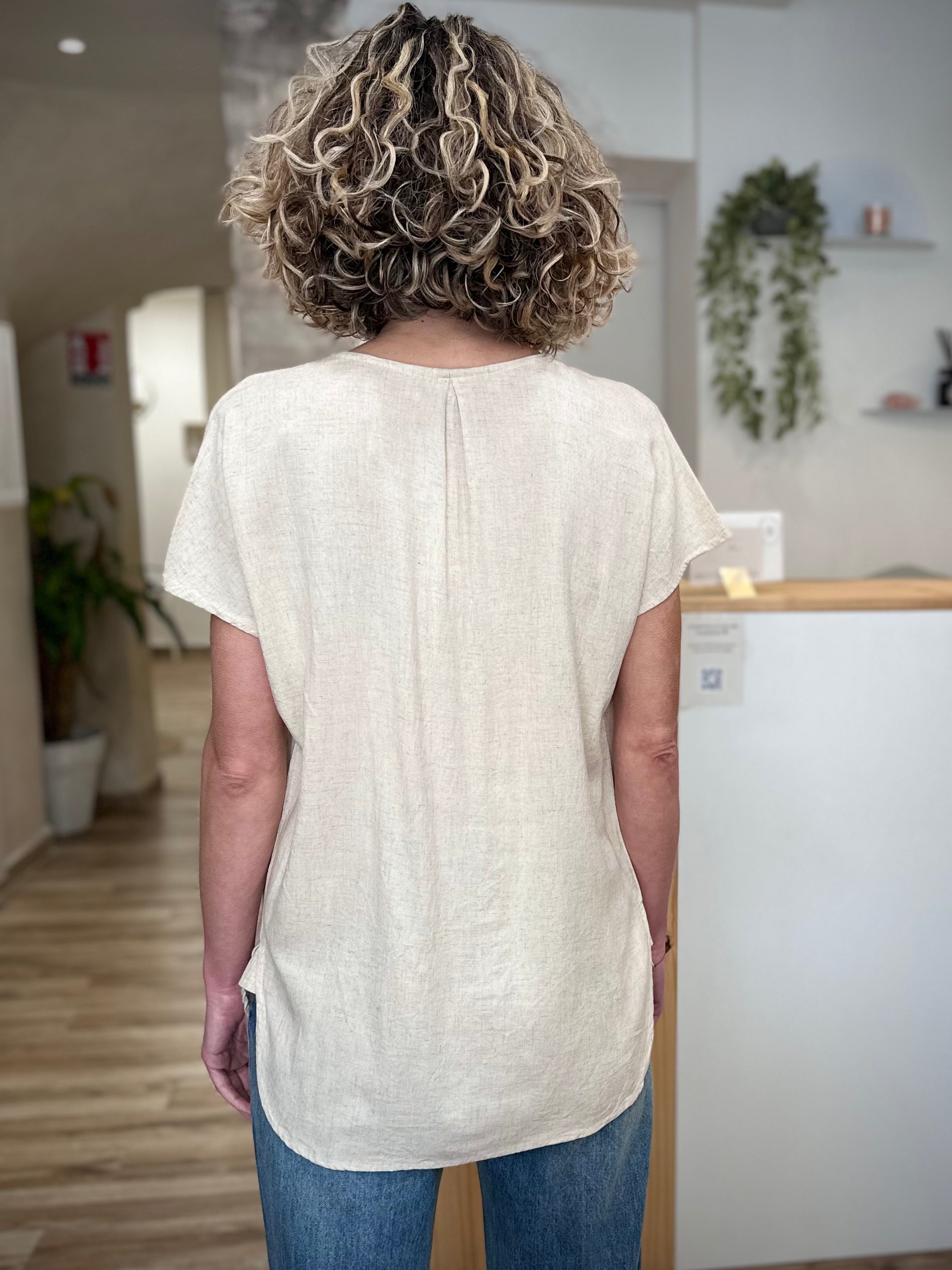 Blouse beige style épuré manches cap sleeve de dos
