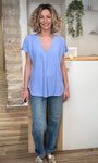 Tenue printemps femme blouse bleu clair chic 