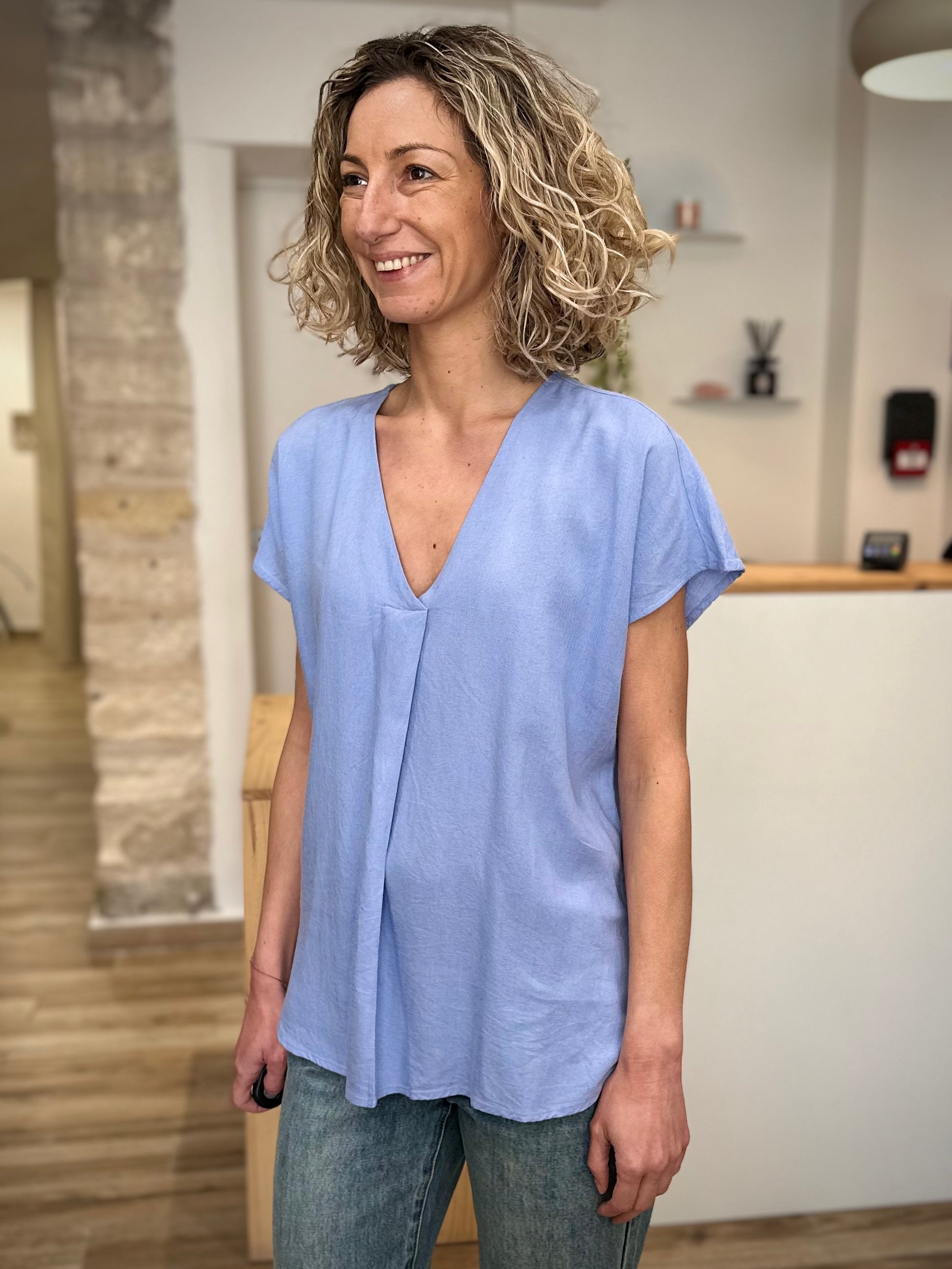 Blouse légère bleu ciel style casual chic 