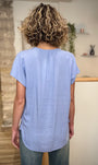Blouse bleu clair coupe droite longueur hanches de dos