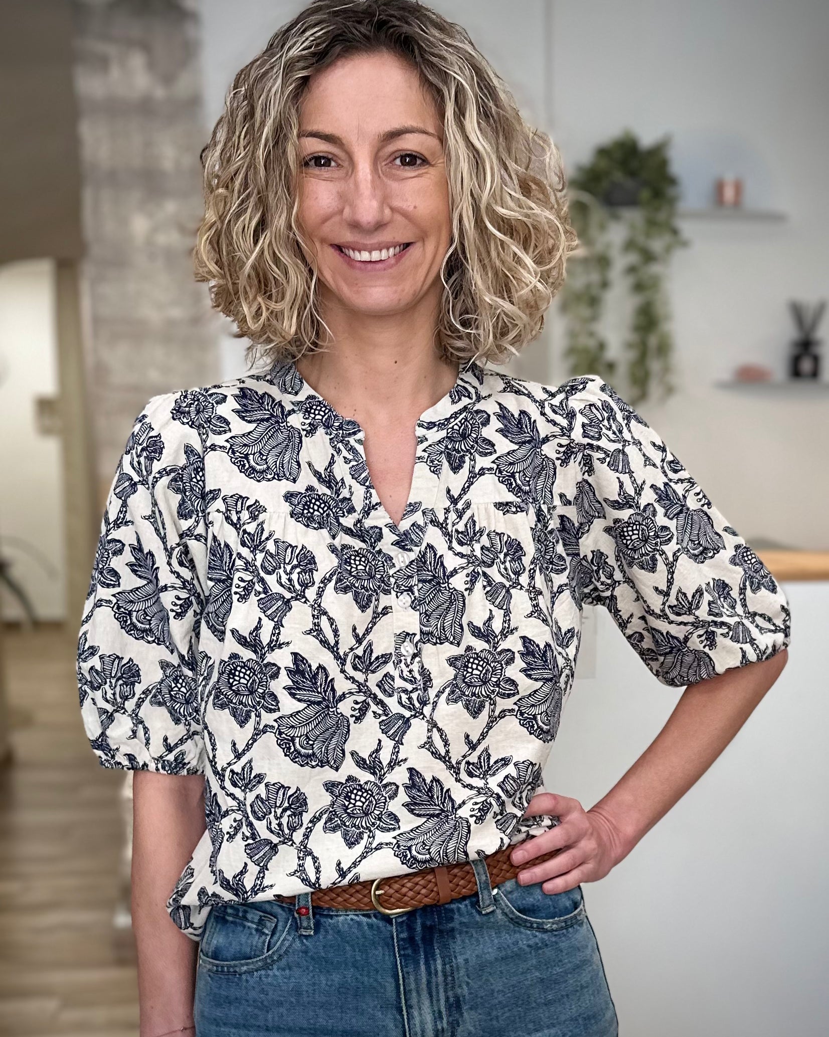 Femme portant une blouse florale écru et bleu marine coupe fluide 