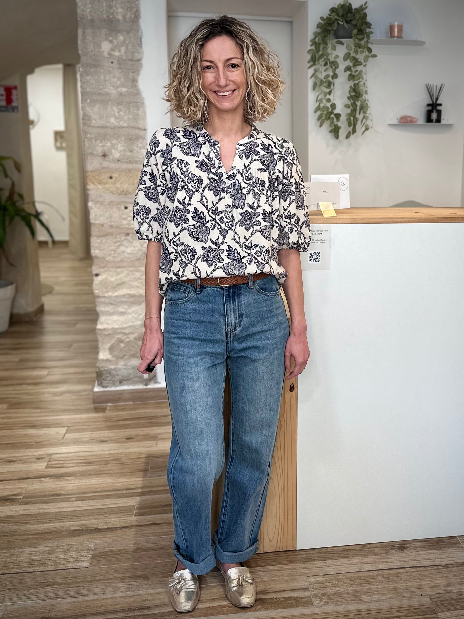 Chemisier manches courtes femme fond écru motif floral 