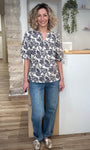 Look casual chic blouse imprimée avec jean 