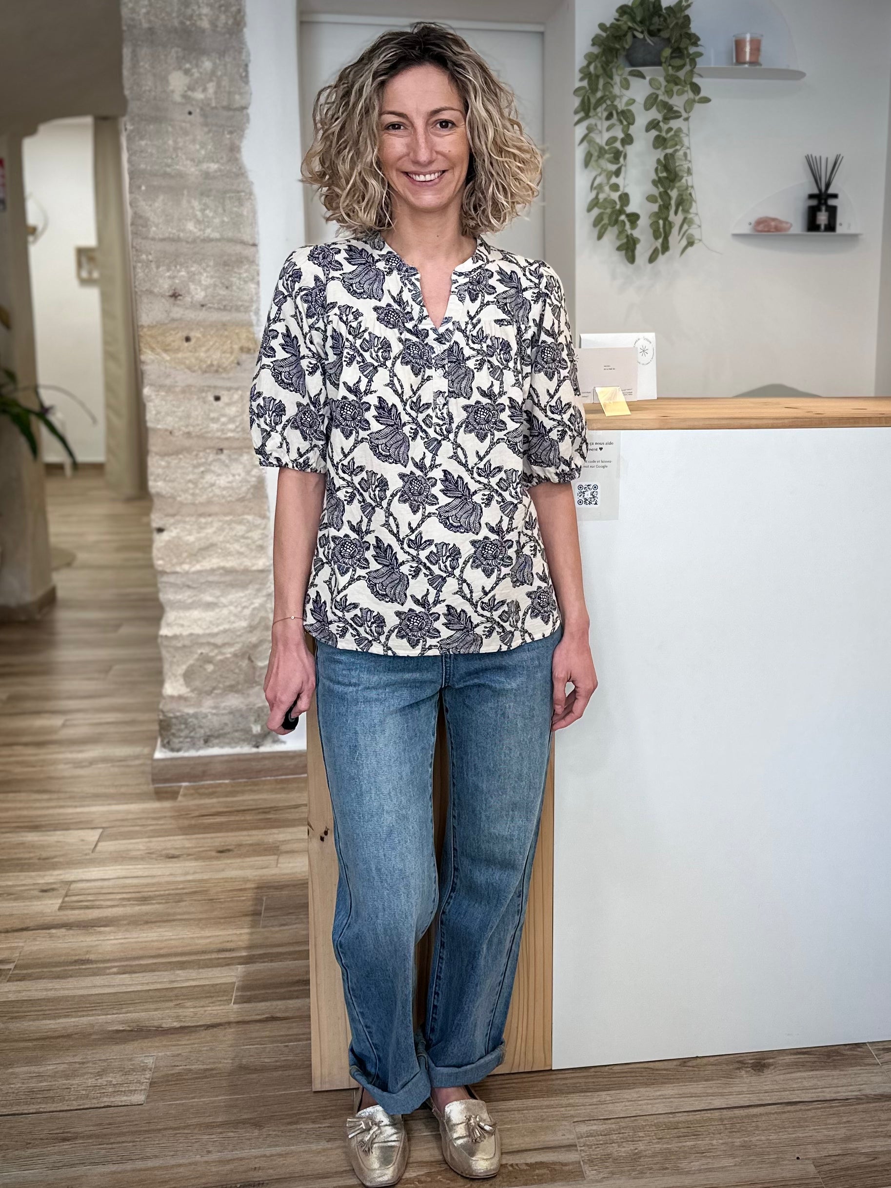 Look casual chic blouse imprimée avec jean 