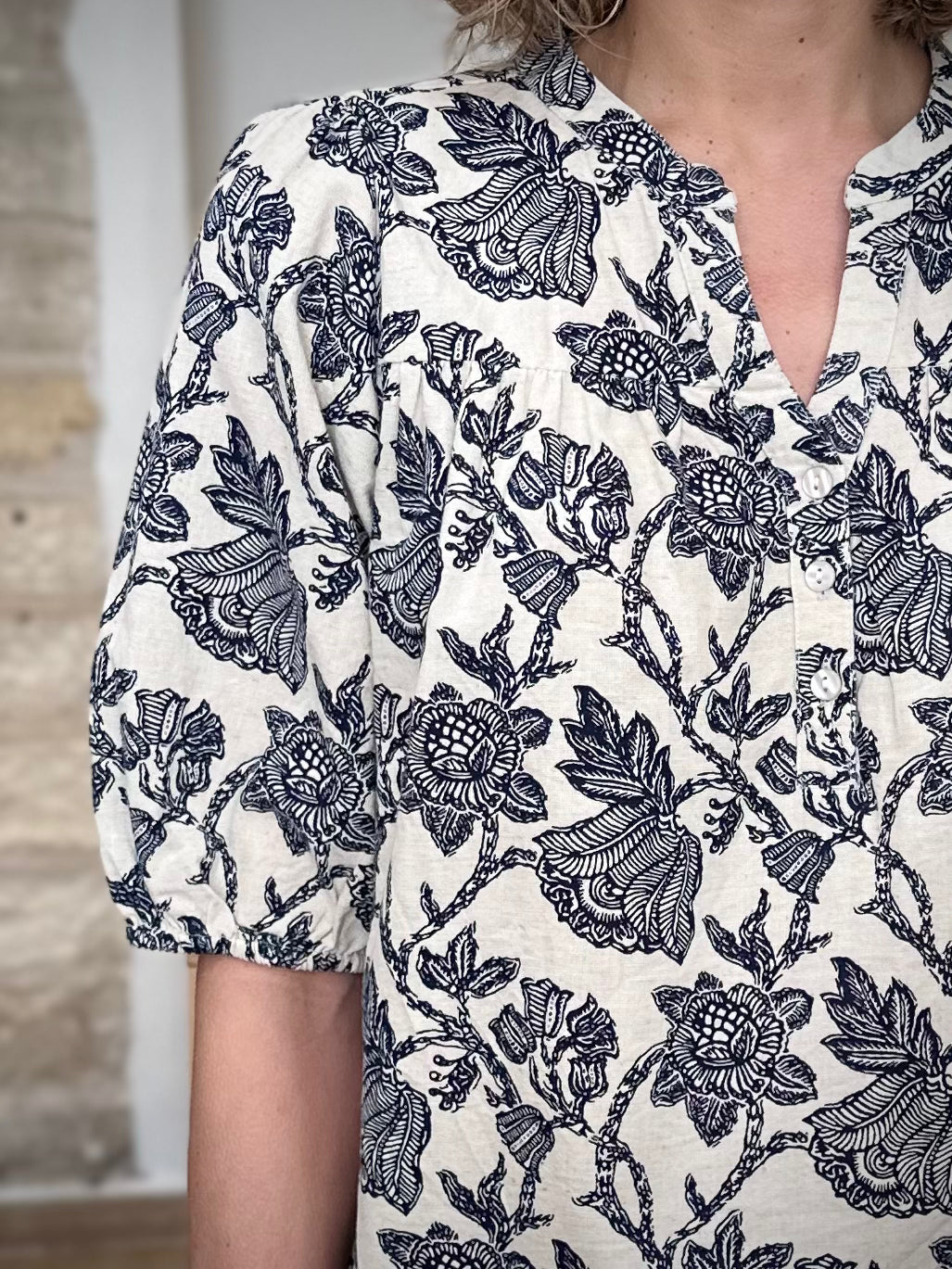 Détail imprimé floral blouse coton lin écru 