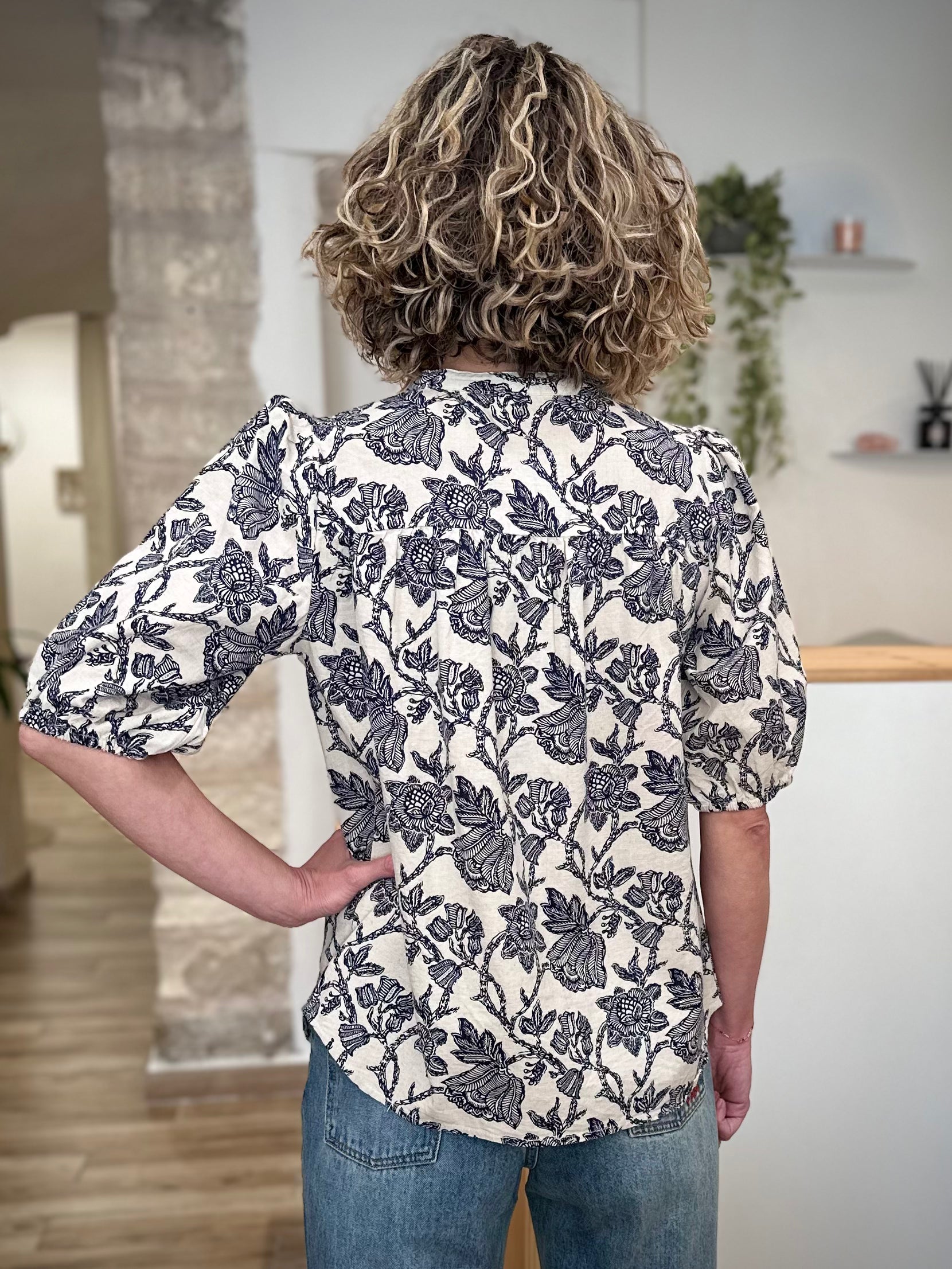 Blouse estivale femme coupe confortable de dos 