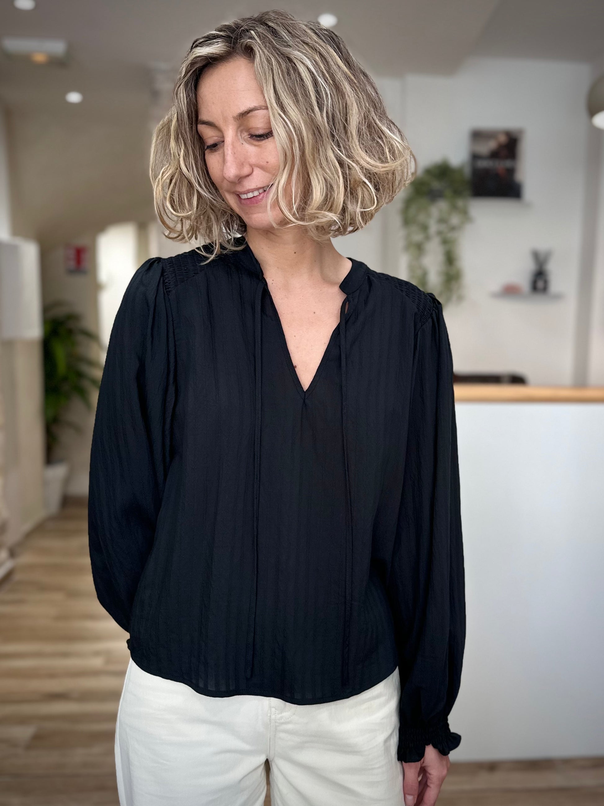 Détail du col V à lien de la blouse SERINDA