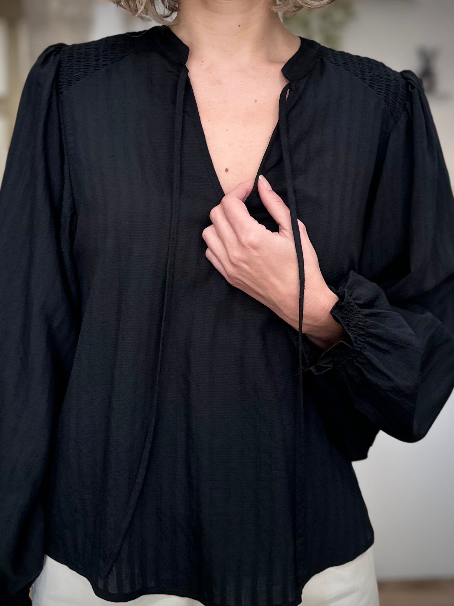 Vue rapprochée des smocks aux poignets