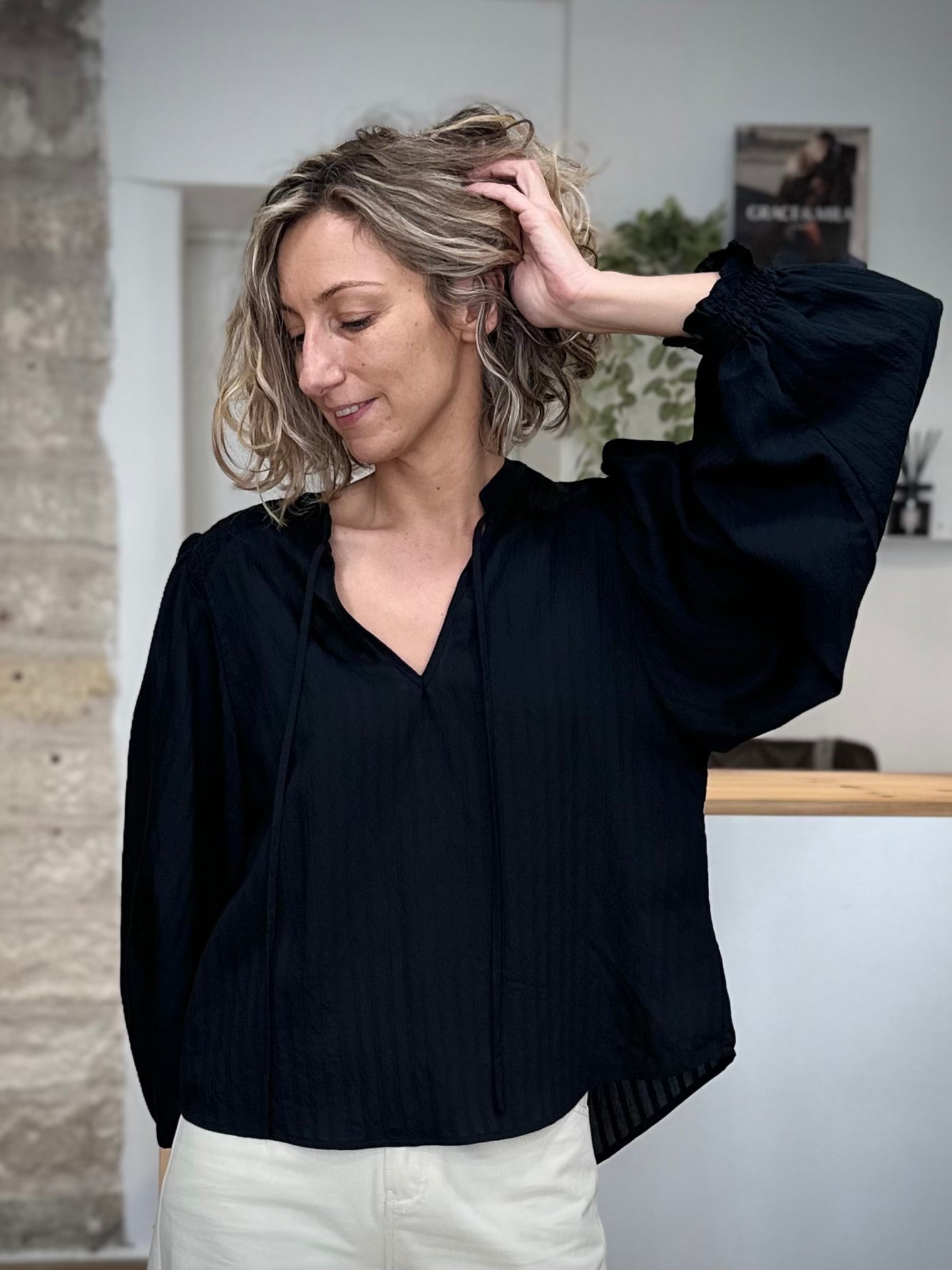 Blouse noire chic et romantique pour femme