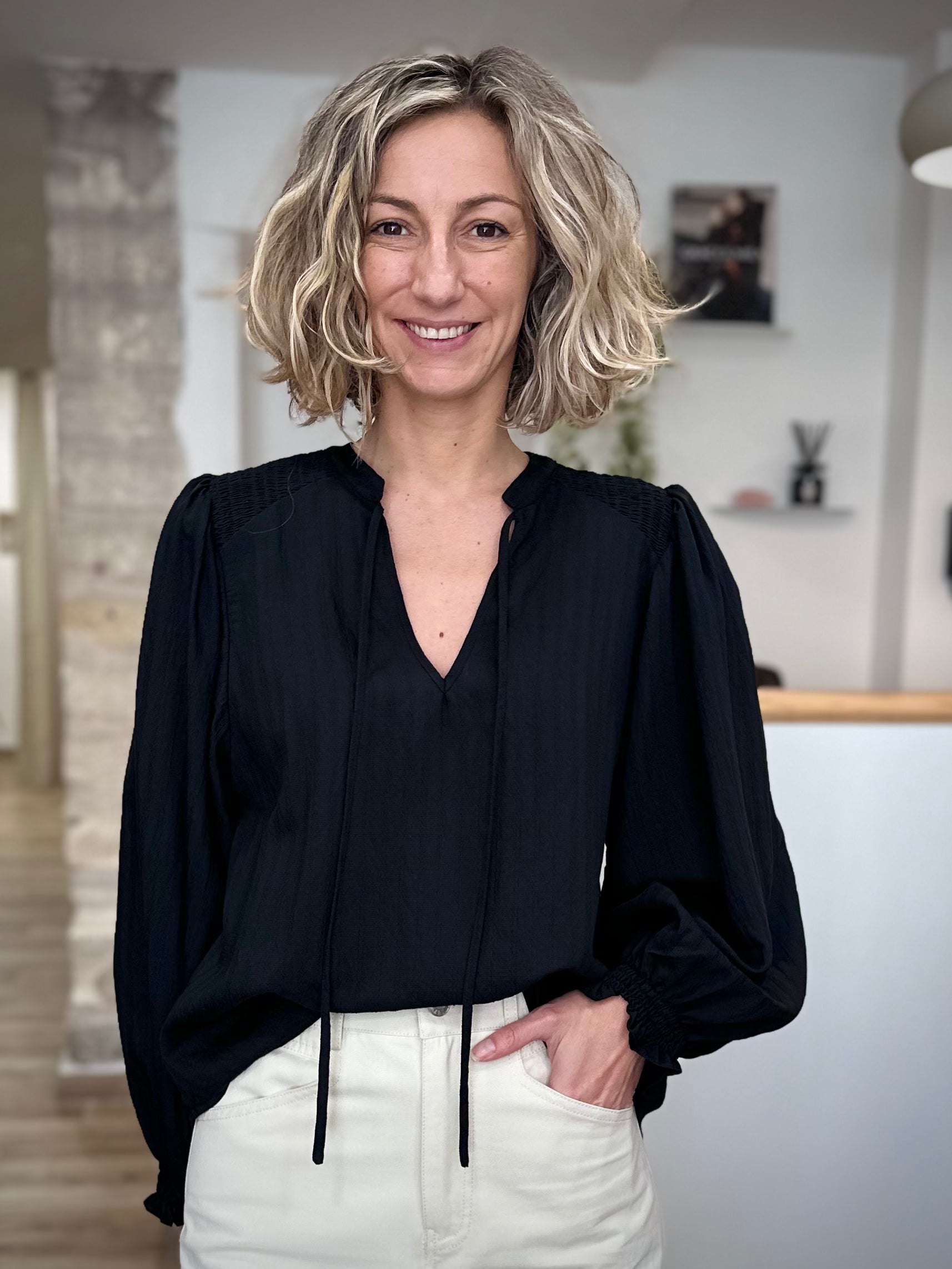 Look féminin automne avec blouse noire fluide