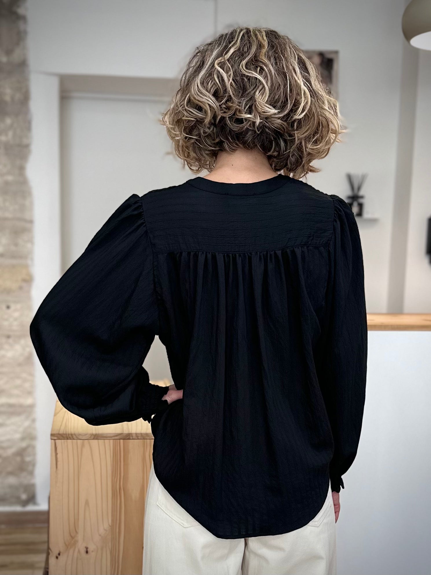 Vue de dos de la blouse SERINDA à ourlet arrondi