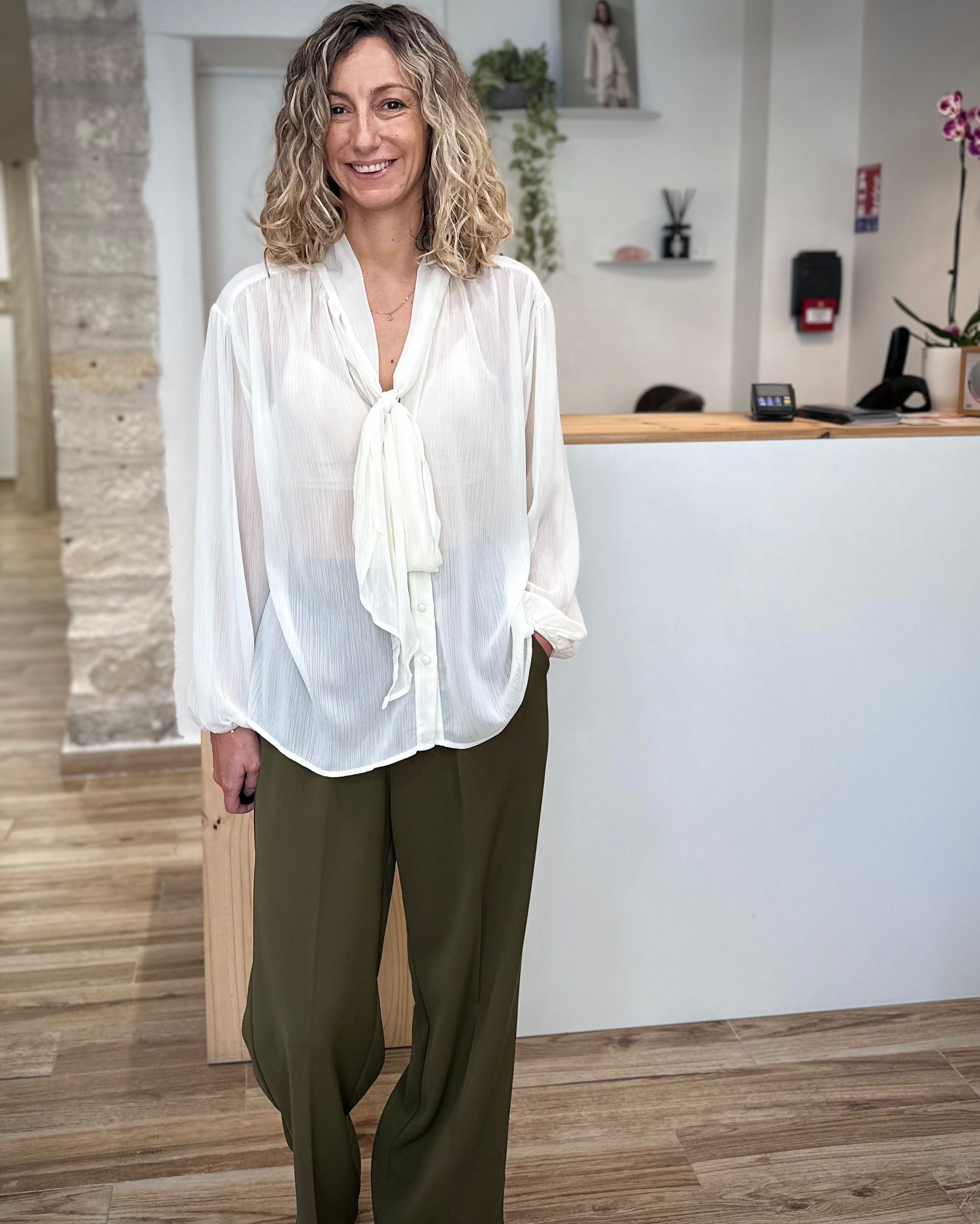 Look bureau avec blouse écru Splendide et pantalon tailleur