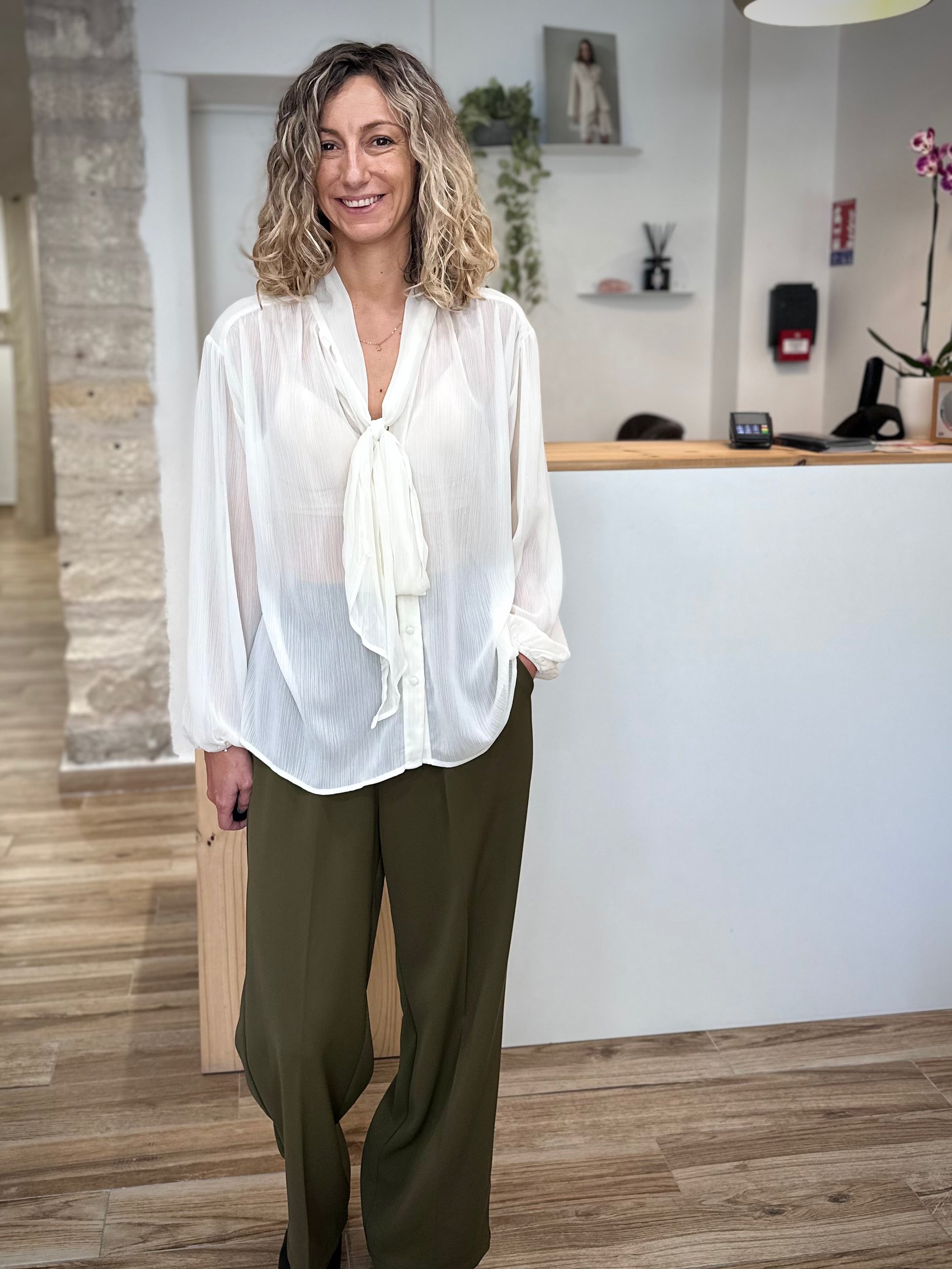 Look bureau avec blouse écru Splendide et pantalon tailleur