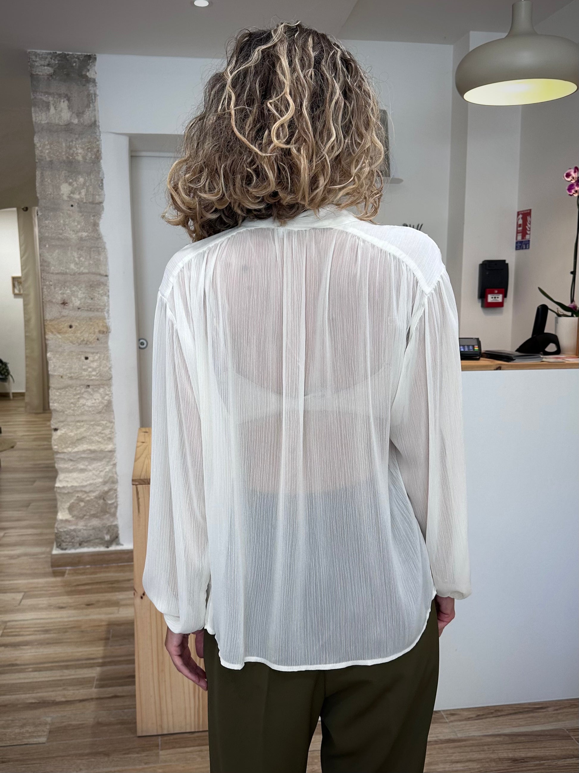 Vue de dos d’une blouse écru fluide