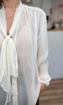 Zoom sur le col lavallière noué de la blouse écru SPLENDIDE