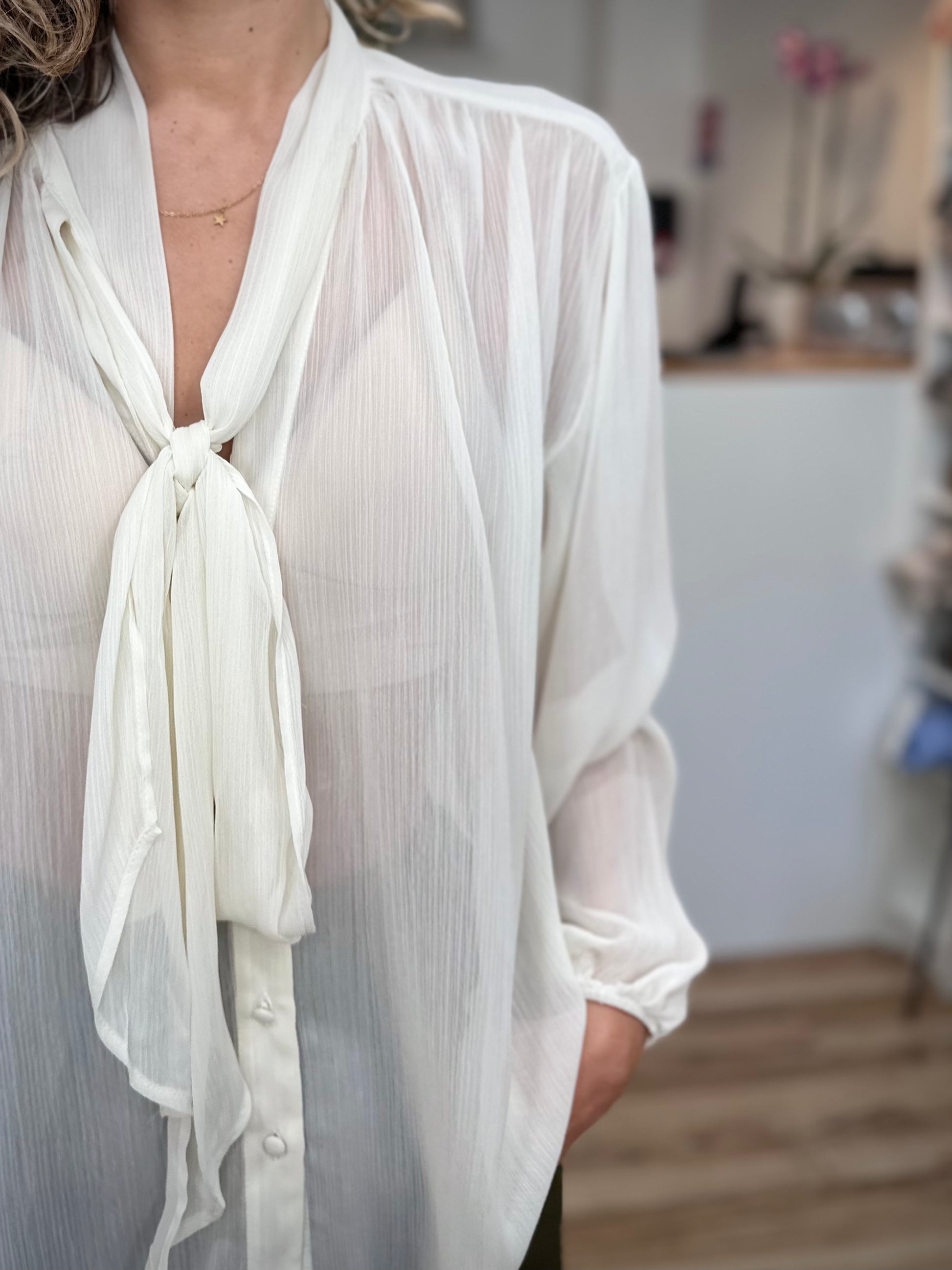 Zoom sur le col lavallière noué de la blouse écru SPLENDIDE