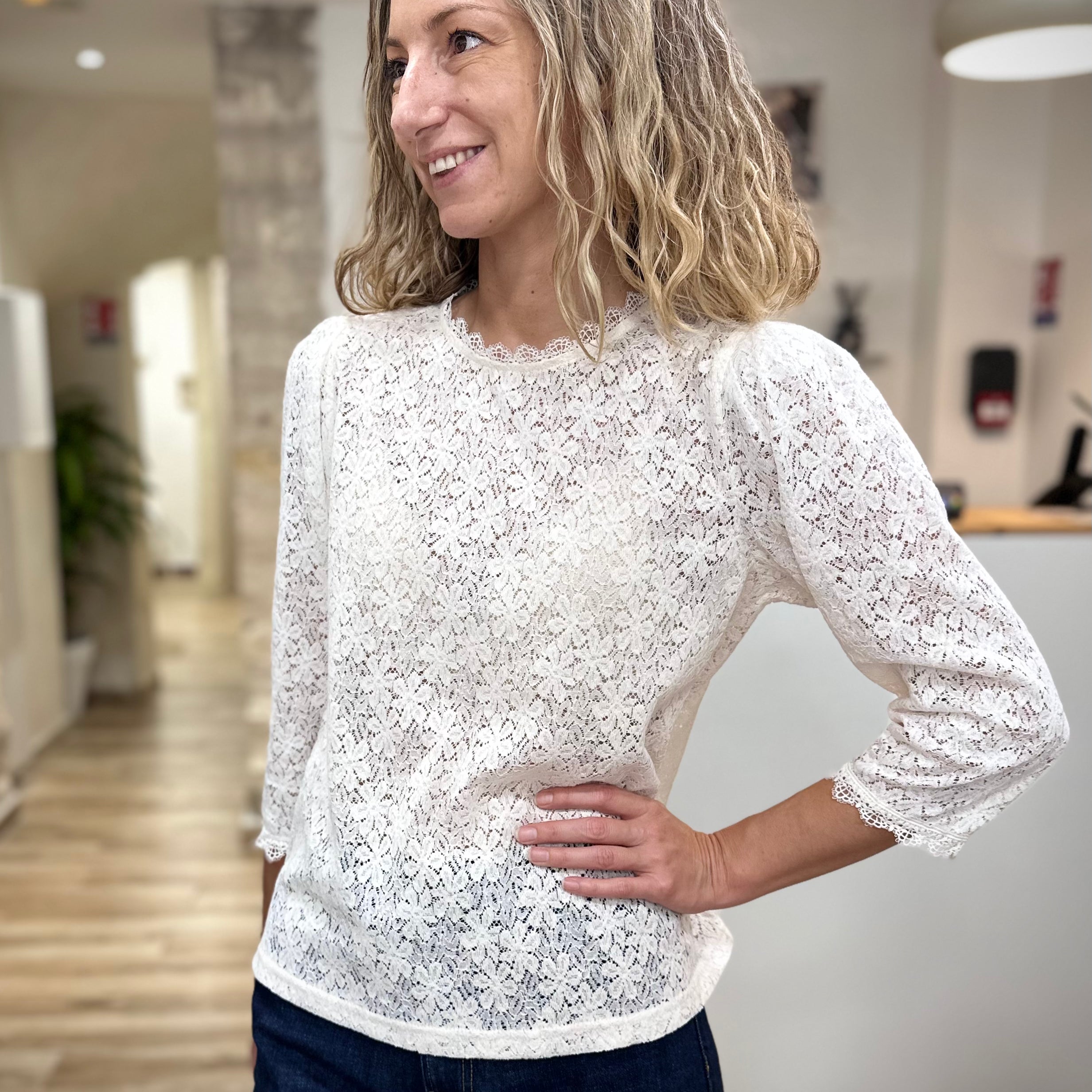 Femme portant une blouse en dentelle écru Stella coupe droite
