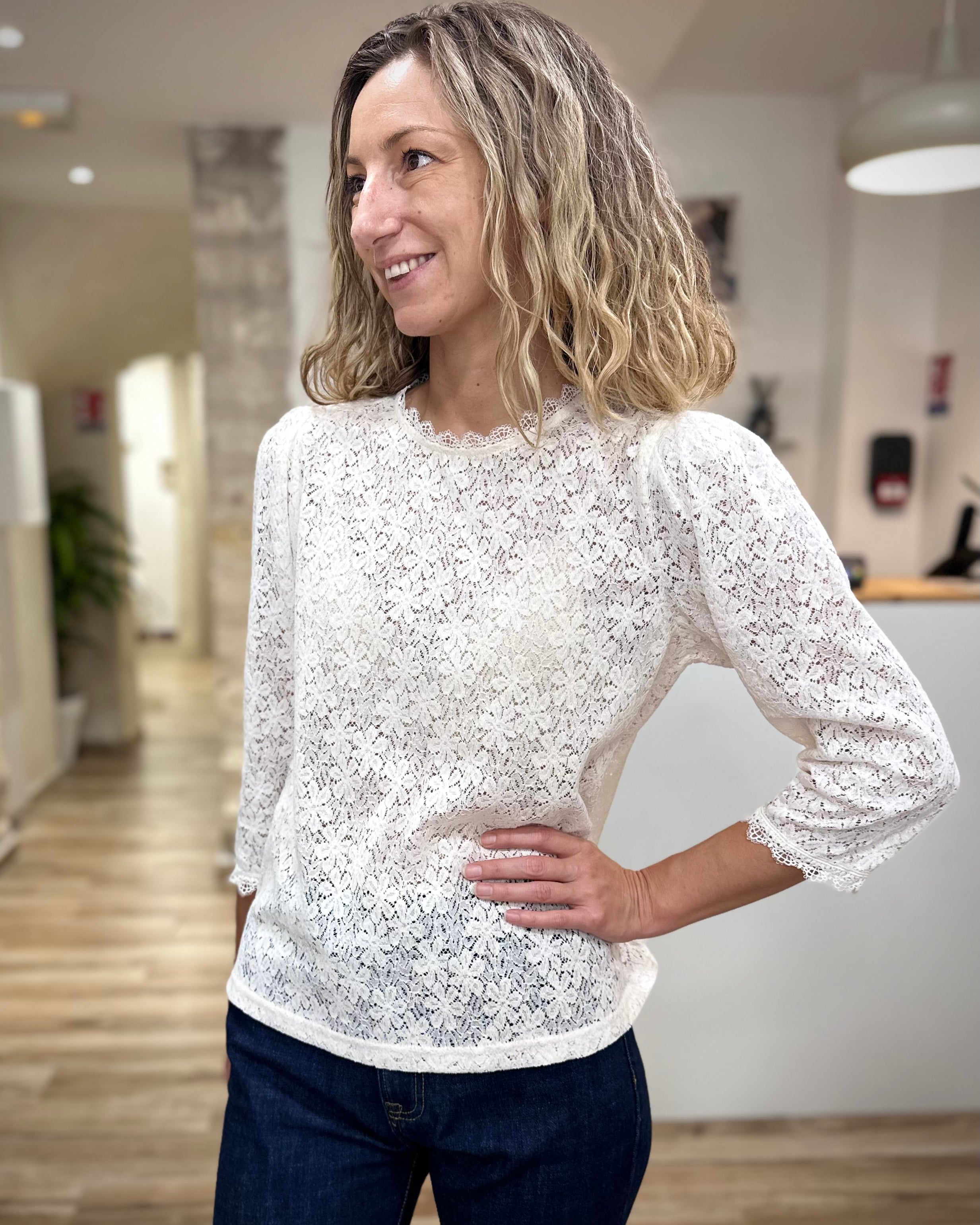 Femme portant une blouse en dentelle écru Stella coupe droite