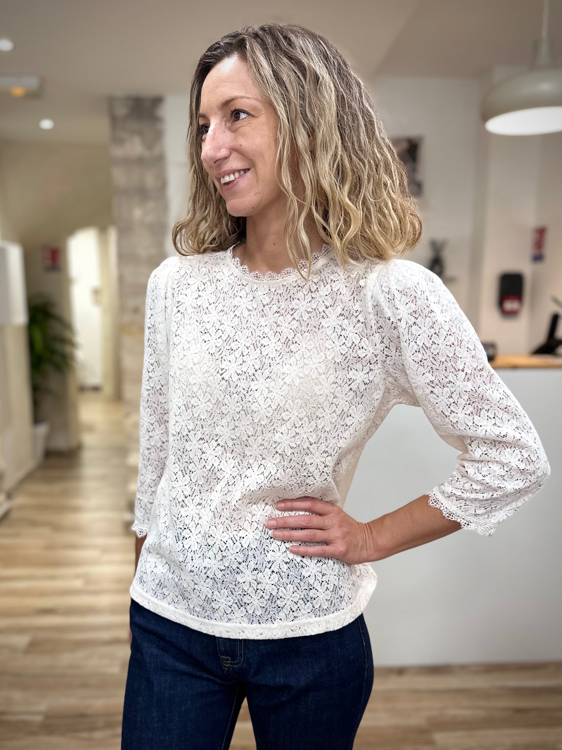 Femme portant une blouse en dentelle écru Stella coupe droite