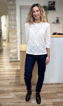 Look casual chic blouse dentelle écru avec jean bleu
