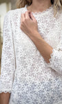 Détail encolure ronde avec dentelle subtile blouse écru