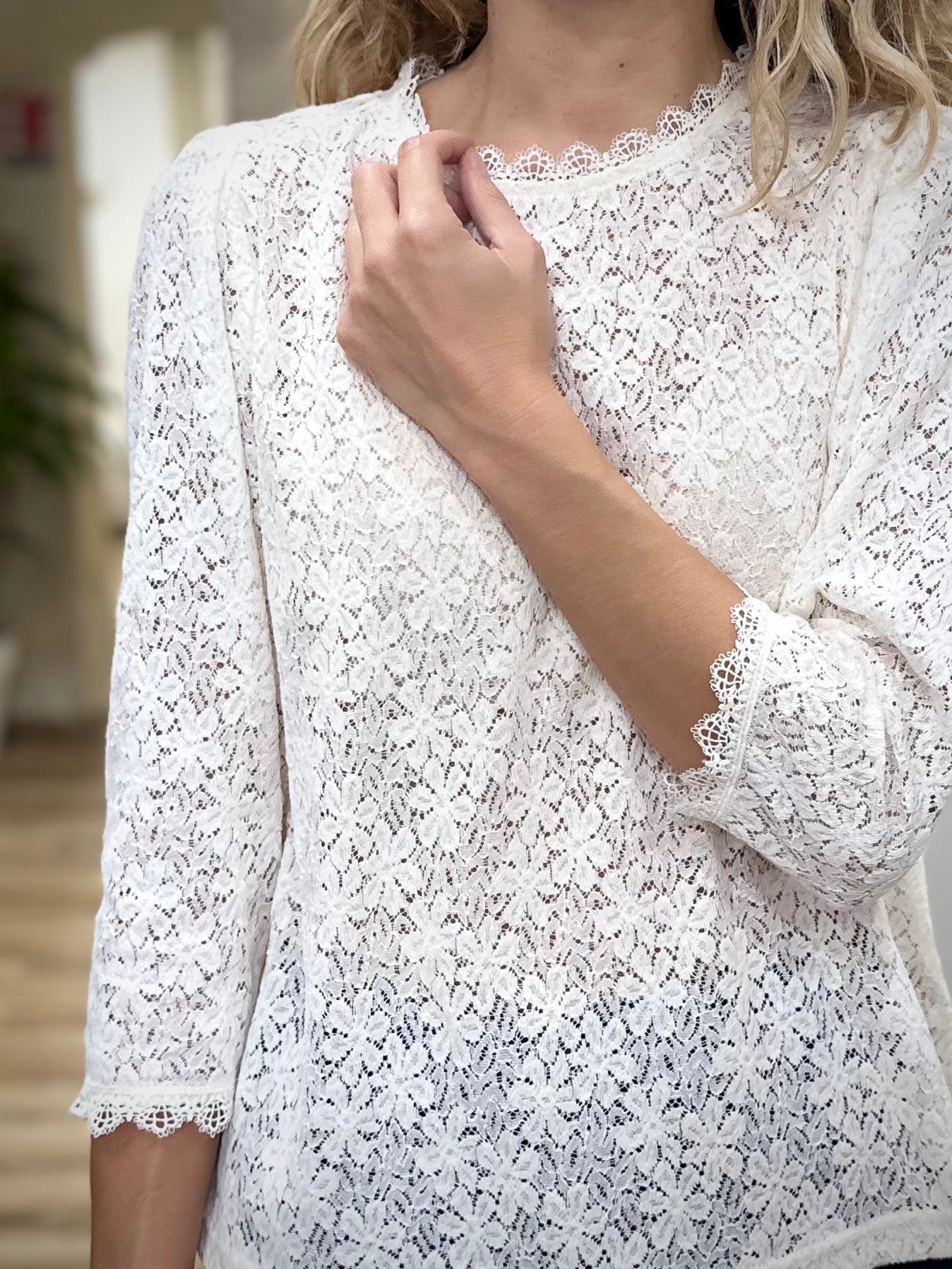 Détail encolure ronde avec dentelle subtile blouse écru
