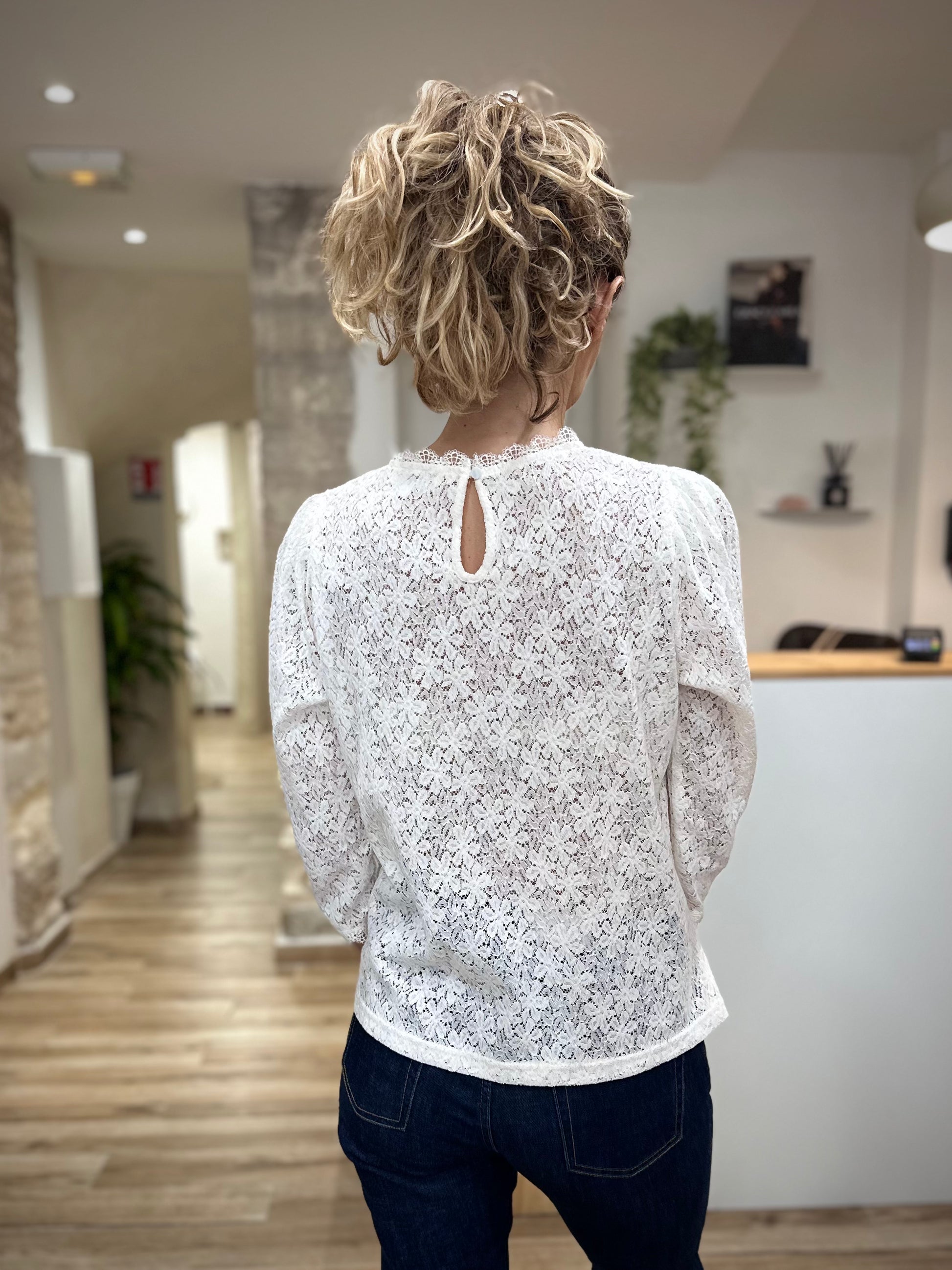 Dos de blouse Stella écru avec ouverture boutonnée