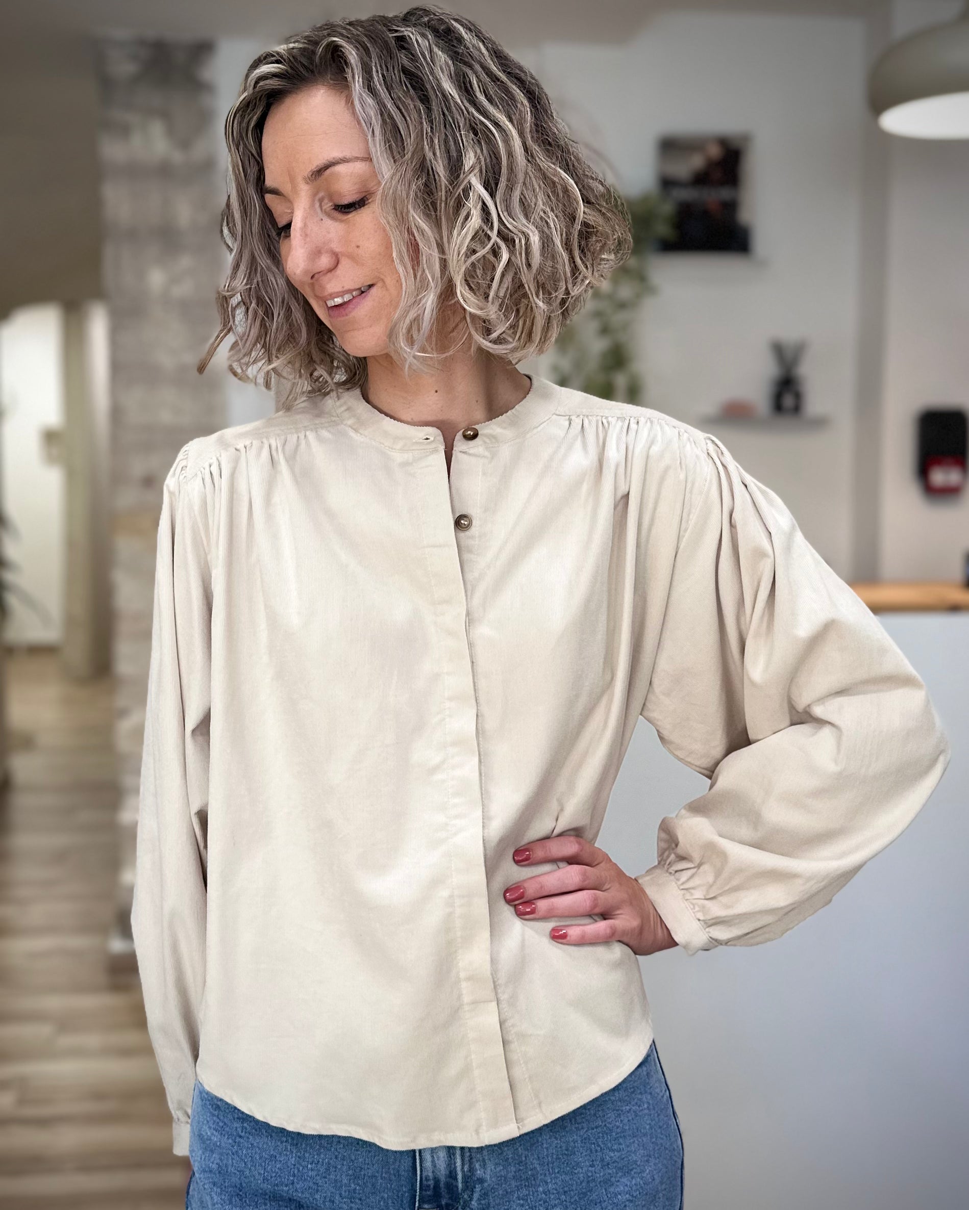 Femme portant une blouse oversize en velours côtelé écru