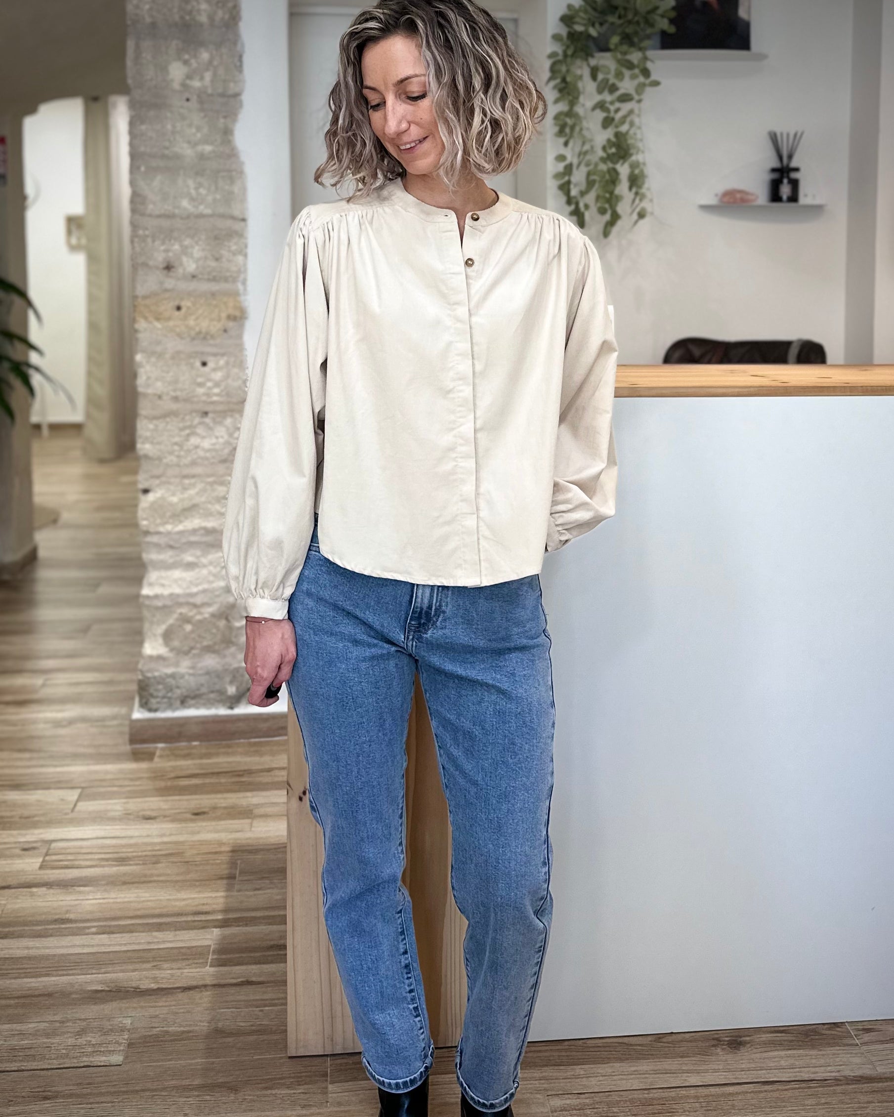 Tenue casual chic blouse écrue et jean clair